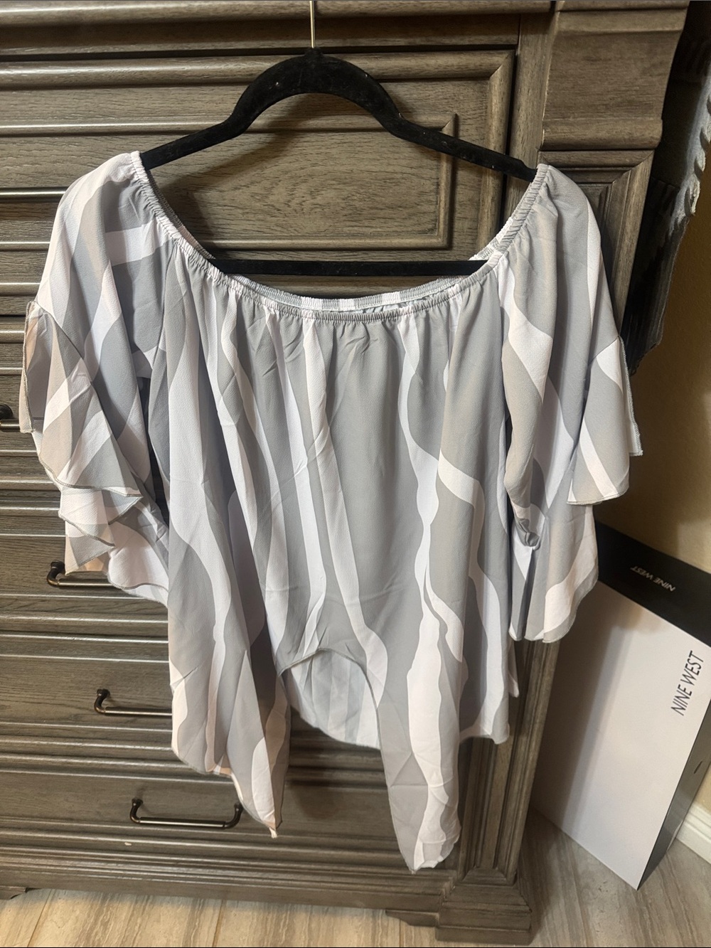 Off-Shoulder Gray Wave Print Women's Top